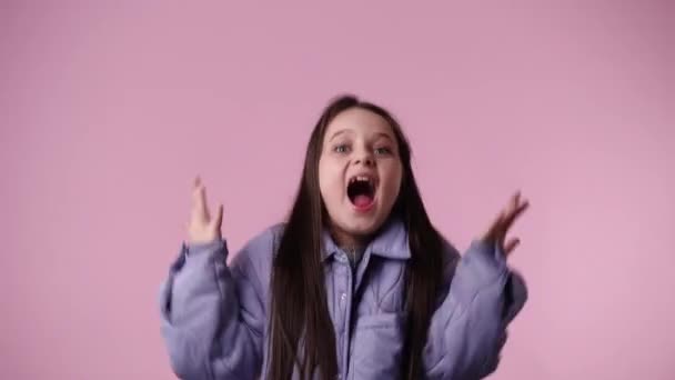 Powolny Film Jednego Dziecka Które Emocjonalnie Raduje Się Różowego Tła — Wideo stockowe