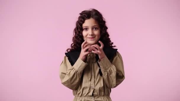 ピンク色の背景の上で何かくしゃみをしている1人のYpung女の子の4Kスローモーションビデオ 感情の概念 — ストック動画
