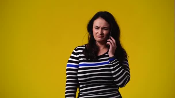 Video One Woman Posing Video Yellow Background Concept Emotions — 图库视频影像