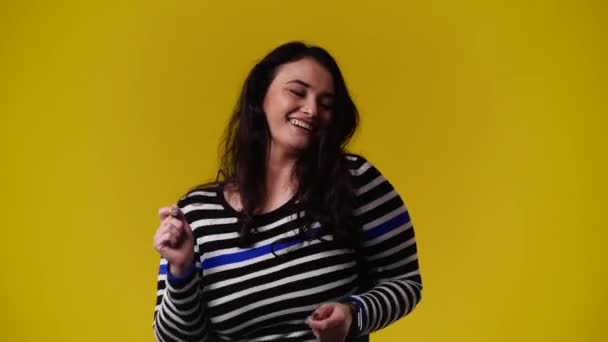 Filmik Kobiety Przebiegłym Wyrazie Twarzy Żółtym Tle Pojęcie Kobiety Pomysłami — Wideo stockowe