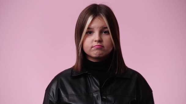 Vídeo Uma Menina Que Posando Sobre Fundo Rosa Conceito Emoções — Vídeo de Stock