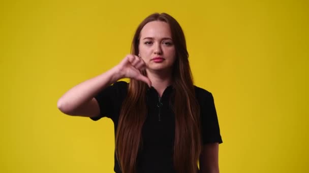 Повільне Відео Однієї Дівчини Негативним Виразом Обличчя Показує Великий Палець — стокове відео