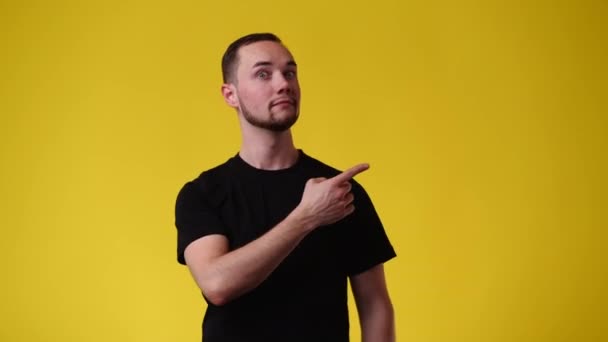 Video Muže Který Ukazuje Pravou Stranu Přes Žluté Pozadí Pojetí — Stock video
