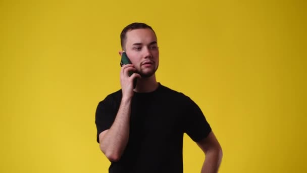 Telefonda Konuştuktan Sonra Sarı Arka Planda Duygusal Olarak Sevinen Bir — Stok video
