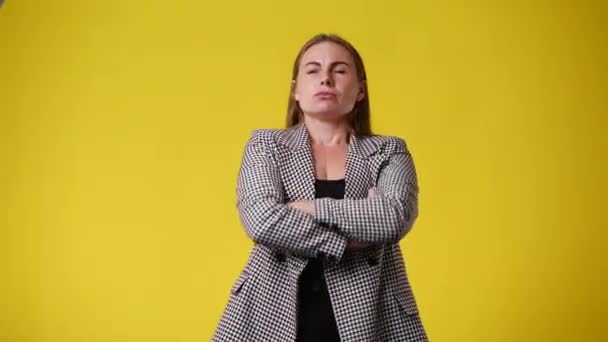 Video Van Een Vrouw Die Kruist Haar Armen Met Negatieve — Stockvideo