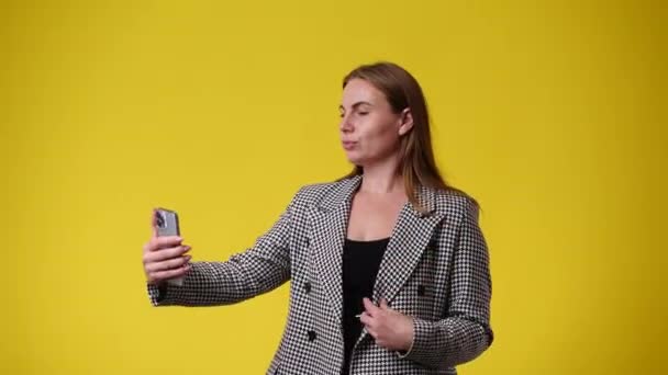 Sarı Arka Planda Biriyle Görüntülü Konuşma Yapan Bir Kadının Videosu — Stok video