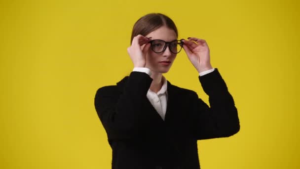 Videó Egy Lányról Aki Szemüveget Vesz Fel Sárga Háttérrel Érzelmek — Stock videók