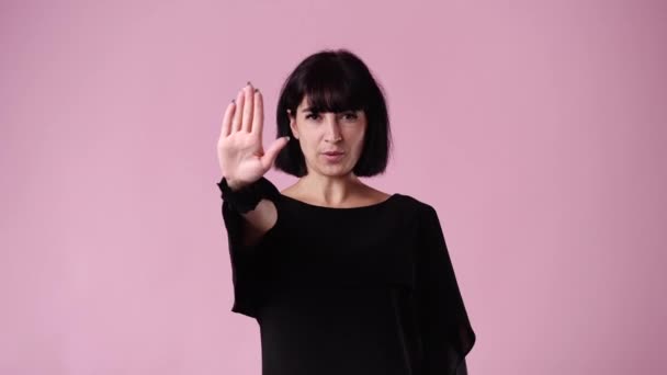 Video Jedné Ženy Která Zastaví Reaguje Negativně Něco Přes Růžové — Stock video