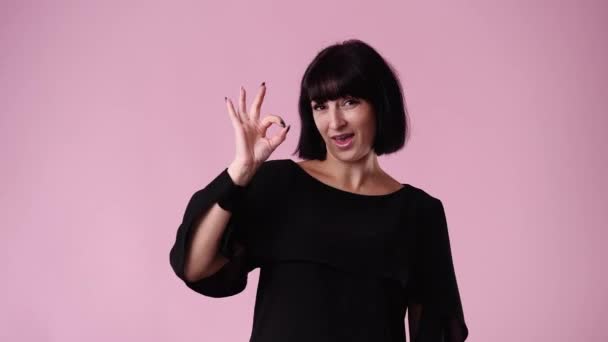Video Una Mujer Mostrando Signo Sobre Fondo Rosa Concepto Emociones — Vídeos de Stock