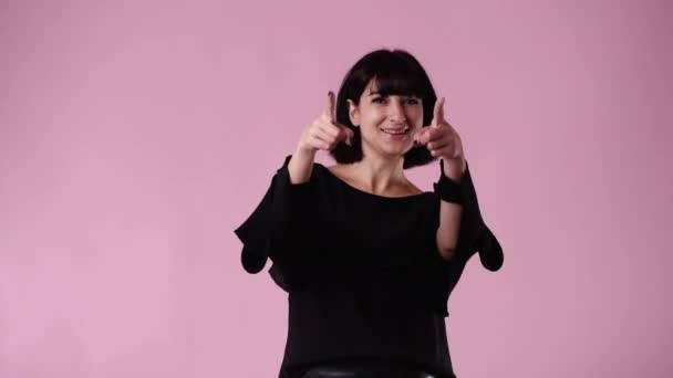 Video Una Mujer Mostrando Los Pulgares Hacia Arriba Sonriendo Sobre — Vídeo de stock