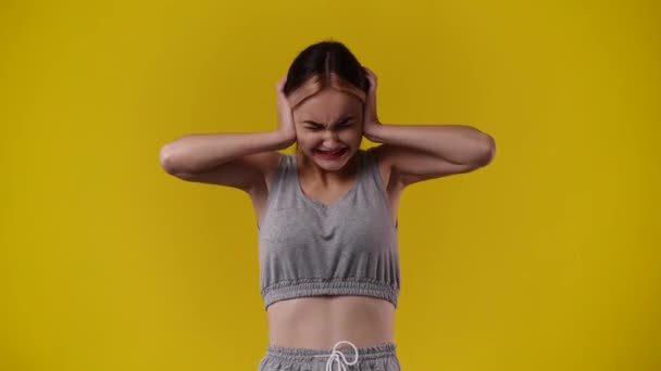 Відео Однієї Дівчини Негативним Виразом Обличчя Жовтому Тлі Поняття Емоцій — стокове відео