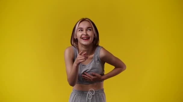 Video One Girl Posing Video Yellow Background Concept Emotions — Wideo stockowe