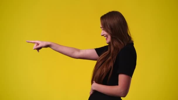 Video Van Een Meisje Opgewonden Iets Gele Achtergrond Concept Van — Stockvideo