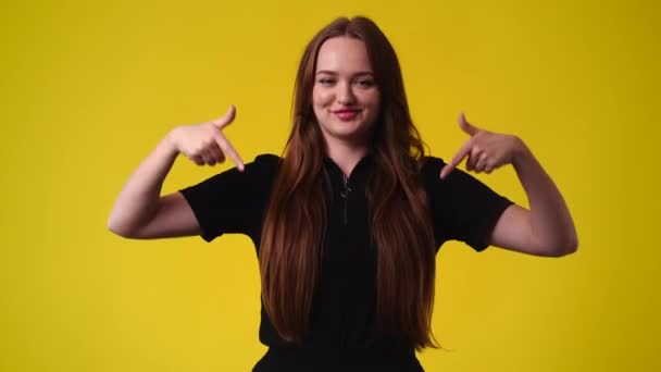 Video Dari Seorang Gadis Menunjuk Bawah Lebih Biru Background Concept — Stok Video