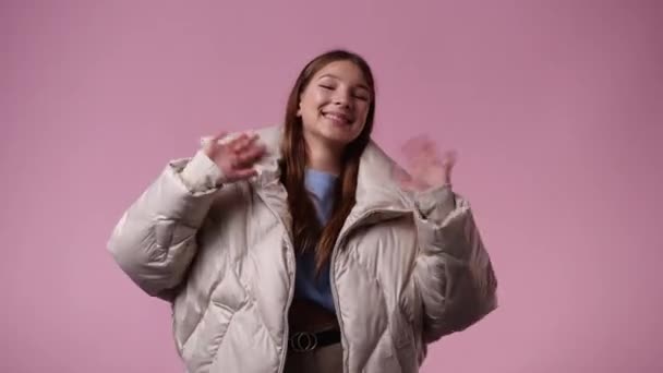 귀여운 소녀가 배경에서 감정의 — 비디오