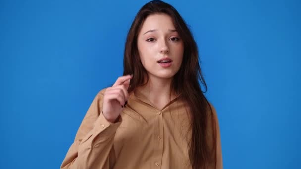 Video One Girl Posing Video Blue Background Concept Emotions — Vídeo de Stock