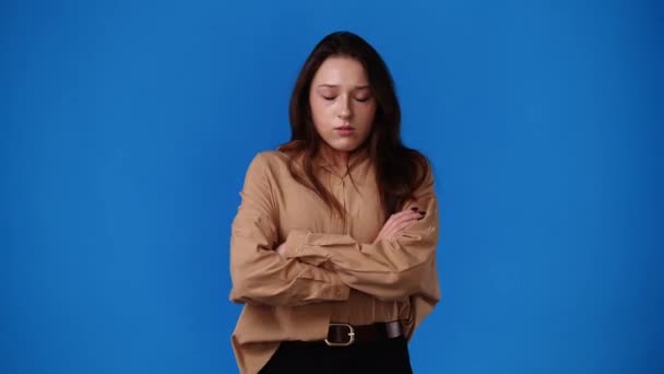 Video Woman Thinking Something Blue Pink Background Concept Emotions — Vídeo de Stock