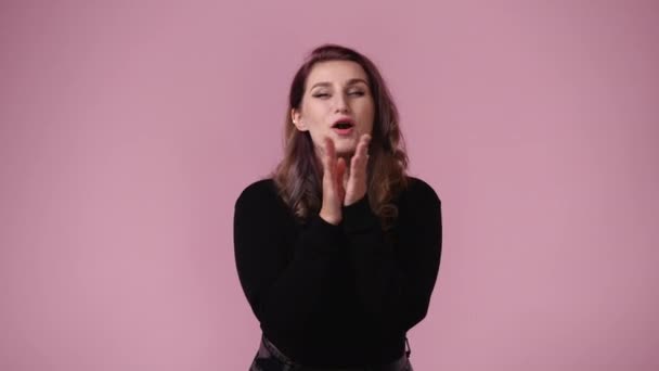 Video Van Een Meisje Opgewonden Iets Roze Achtergrond Concept Van — Stockvideo