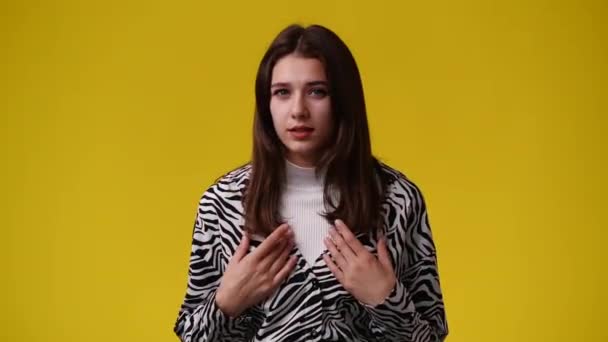 4Kビデオの一人の女の子のためにビデオのために黄色の背景 アイデアと女の子の概念 — ストック動画