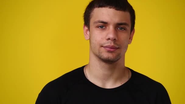 黄色い背景に男1人の空虚な感情の4Kビデオ 空白の感情の概念 — ストック動画