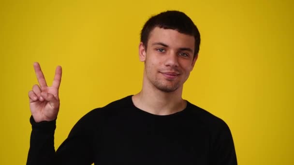Video Hombre Posando Para Video Sobre Fondo Amarillo Concepto Emociones — Vídeos de Stock