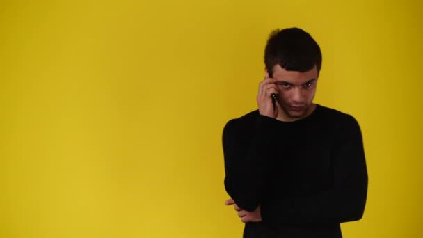 Video Hombre Usando Teléfono Sobre Fondo Amarillo Concepto Emoción — Vídeos de Stock