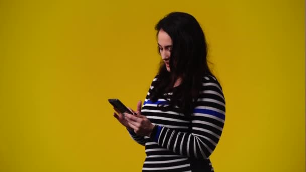 Video Donna Che Usa Suo Telefono Sfondo Giallo Concetto Emozione — Video Stock