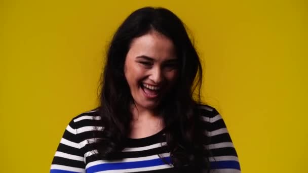 1人の女性の4K動画は黄色の背景の上に何かに興奮しています 感情の概念 — ストック動画