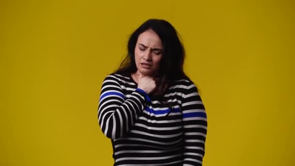 黄色の背景で狡猾な顔の表情を持つ女性の4Kビデオ アイデアを持つ女性の概念 — ストック動画