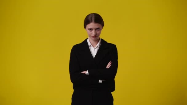 Wideo Jednej Dziewczyny Która Krzyżuje Ramiona Reaguje Negatywnie Coś Żółtym — Wideo stockowe