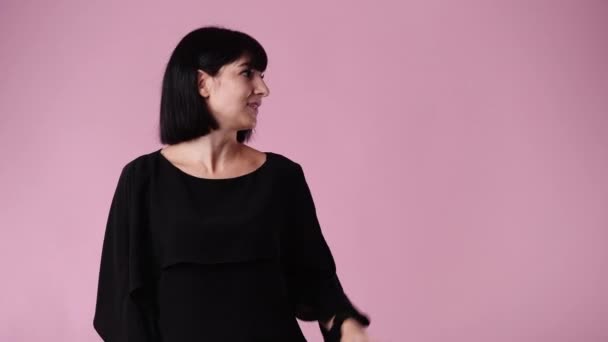 Wideo Jednej Kobiety Która Wskazuje Prawą Stronę Pokazuje Kciuk Różowym — Wideo stockowe