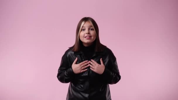 4K视频一个女孩甜蜜地感谢一些粉红背景的东西 情绪的概念 — 图库视频影像