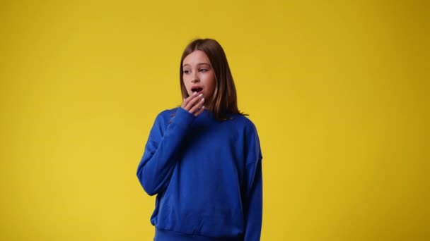 Bir Kızın Yudumladığı Sarı Arka Planda Uyandığı Video Duyguların Kavramı — Stok video