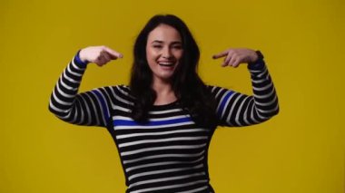 Bir kadının mavi arkaplanı işaret ettiği 4K video. Fikirleri olan kadın kavramı..