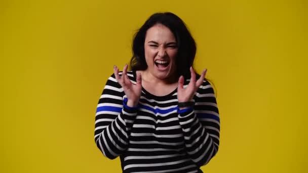 一个女人的4K视频对黄色背景的东西非常兴奋 情绪的概念 — 图库视频影像