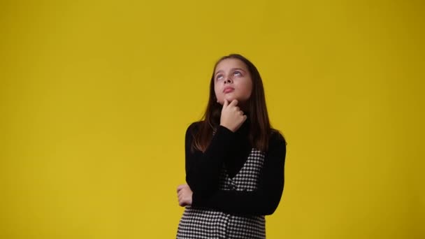 Video Van Een Meisje Wijzen Naar Top Blauwe Achtergrond Concept — Stockvideo