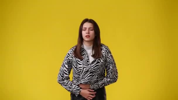 Video Linda Chica Con Expresión Facial Negativa Sobre Fondo Amarillo — Vídeos de Stock