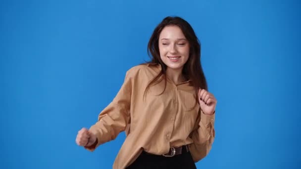 Video Von Einem Mädchen Das Für Ein Video Auf Blauem — Stockvideo