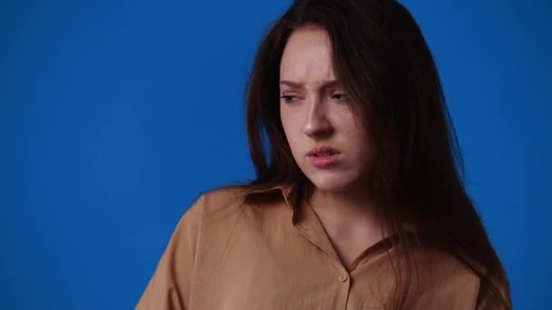 黄色の背景に女の子の顔の表情の4Kビデオ 感情の概念 — ストック動画