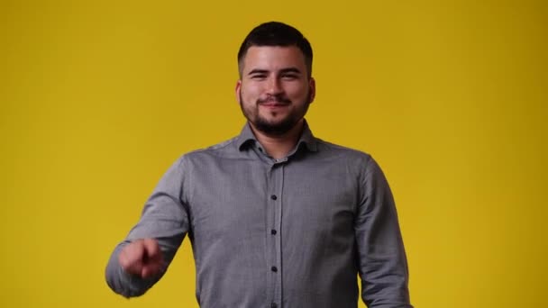 Vídeo Homem Sorrindo Acenando Olá Homem Sobre Fundo Amarelo Conceito — Vídeo de Stock