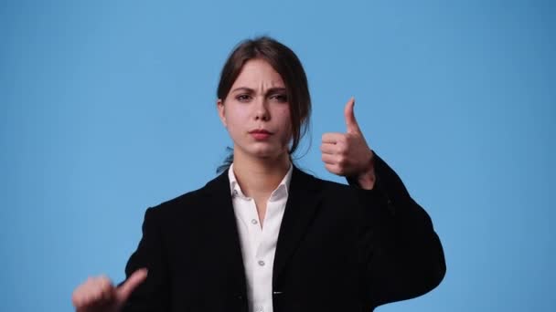 Vídeo Mulher Mostrando Polegar Para Baixo Polegar Sobre Fundo Azul — Vídeo de Stock