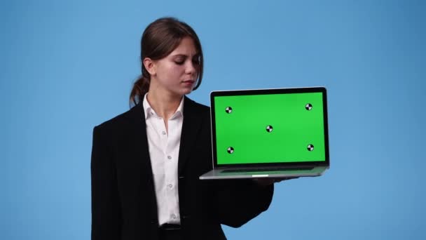 Videoda Bir Kız Krom Anahtar Dizüstü Bilgisayar Kullanıyor Mavi Arkaplan — Stok video