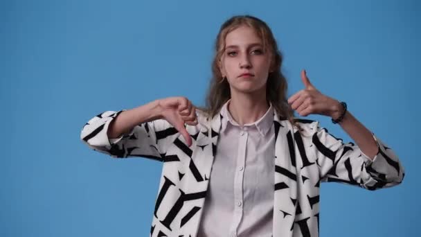 Wideo Kobiety Pokazuje Kciuk Dół Kciuk Górę Niebieskim Tle Koncepcja — Wideo stockowe