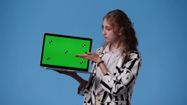 Video Una Chica Usando Ordenador Portátil Croma Key Pensando Algo — Vídeos de Stock