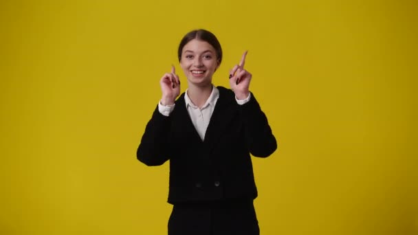 Video Jedné Dívky Ukazující Palec Nahoru Žlutém Pozadí Pojem Emoce — Stock video