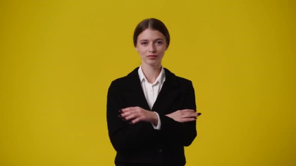 Βίντεο Του Κοριτσιού Στοχαστική Έκφραση Του Προσώπου Κίτρινο Φόντο Έννοια — Αρχείο Βίντεο