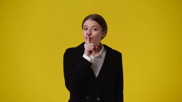 Wideo Jednej Dziewczyny Pokazującej Znak Milczenia Żółtym Tle Pojęcie Emocji — Wideo stockowe