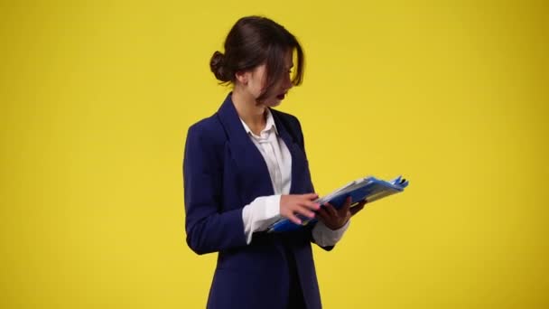 Wideo Jednej Dziewczyny Myślącej Czymś Papierami Żółtym Tle Pojęcie Emocji — Wideo stockowe
