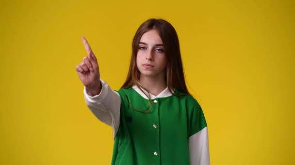 Wideo Jednej Dziewczyny Pokazujące Znak Stopu Żółtym Tle Pojęcie Emocji — Wideo stockowe