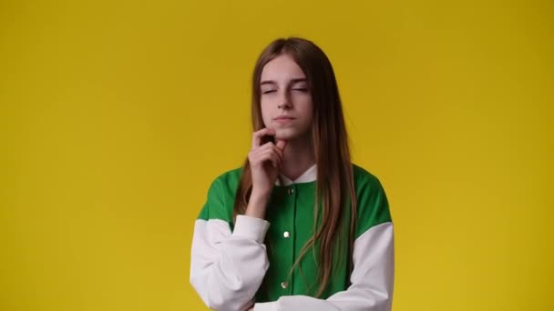 Wideo Dziewczyny Przebiegłym Wyrazem Twarzy Żółtym Tle Pojęcie Dziewczyny Pomysłami — Wideo stockowe